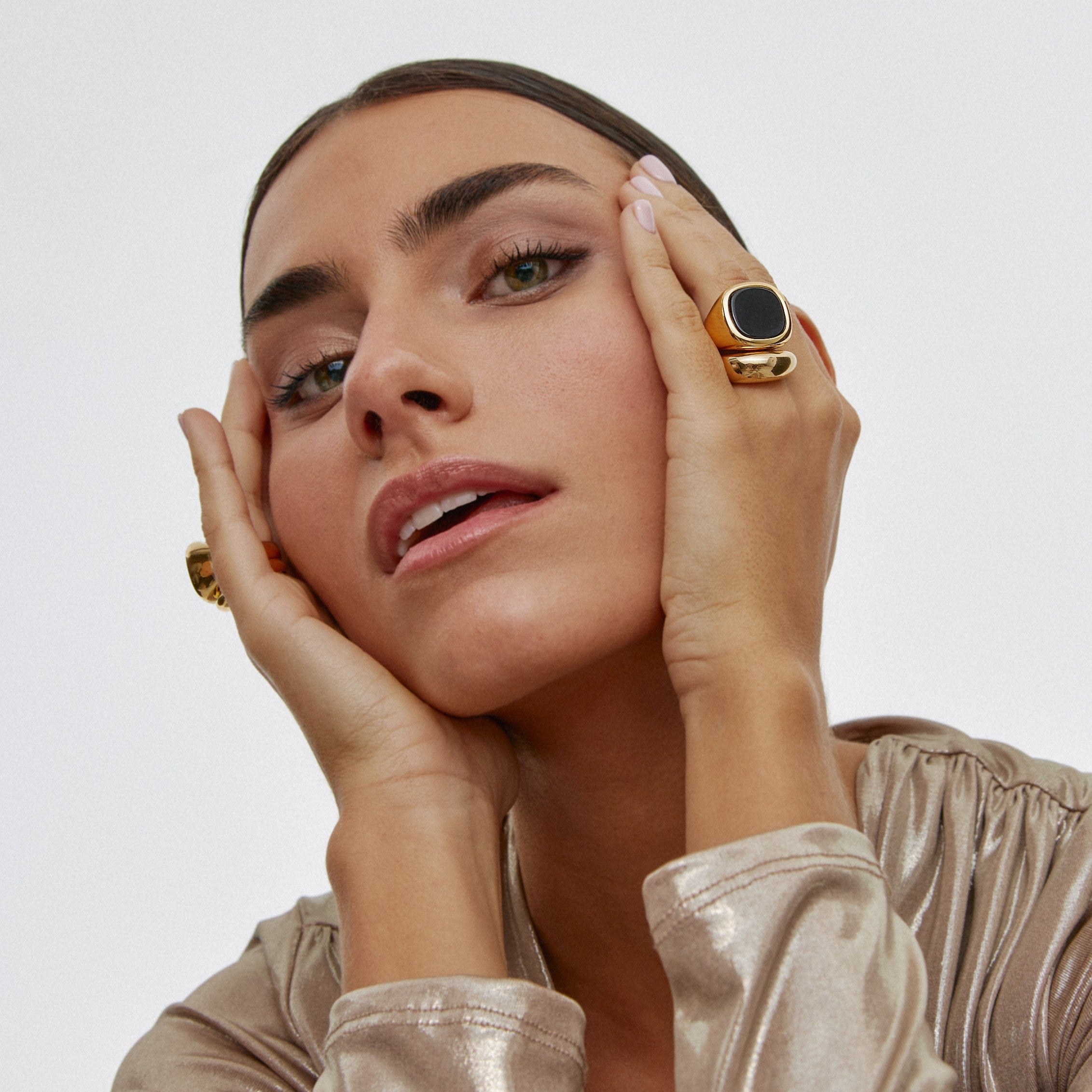 BLACK SIMONA GOLD